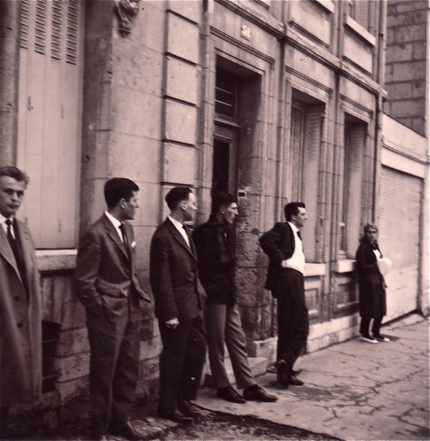 Het was opvallend dat iedereen bij ons in het dorp zich tegelijk had aangemeld voor de schriftelijke cursus 'geheim agent in de praktijk'.